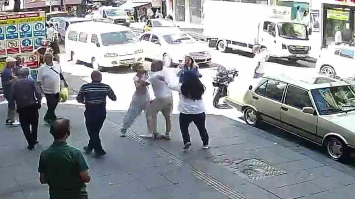 Zonguldak'ta kaza sonrası kavga: Kadına dikiz aynasıyla saldırı kamerada