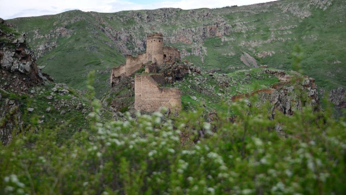 Sosyal medyada gören buraya akın ediyor! Şeytan Kalesi ziyaretçi akınına uğruyor
