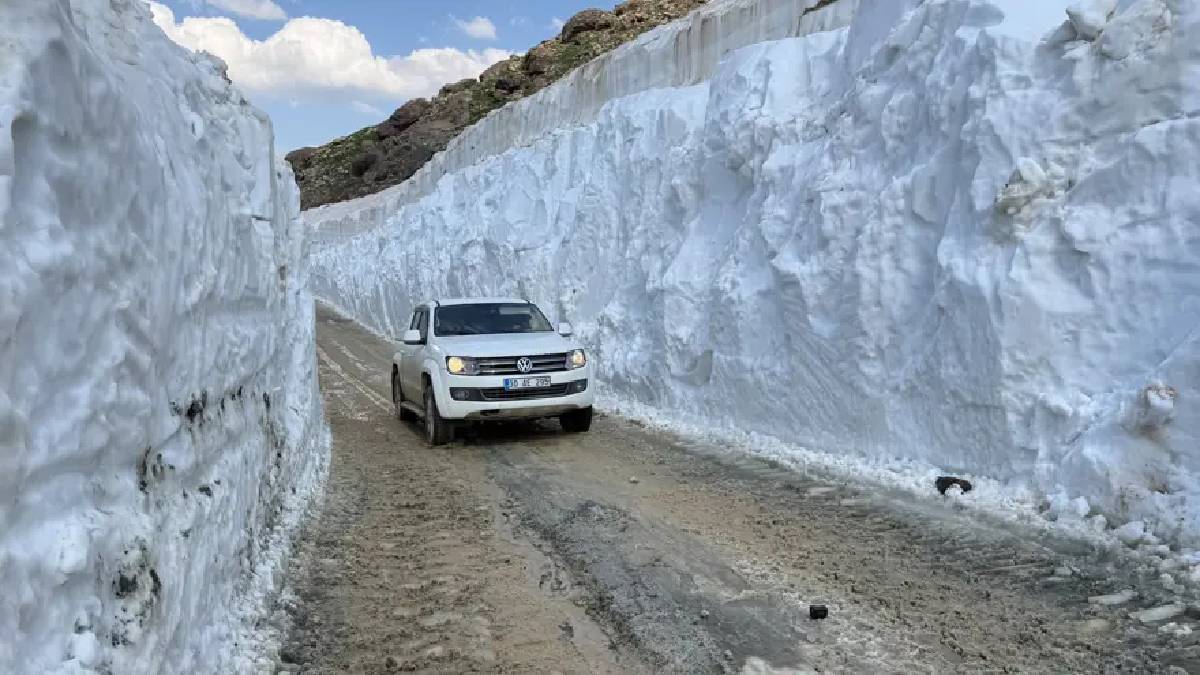 Her yer yanıyor Cilo Dağı kar ile mücadele ediyor! 17 km’lik yol açılmaya çalışılıyor