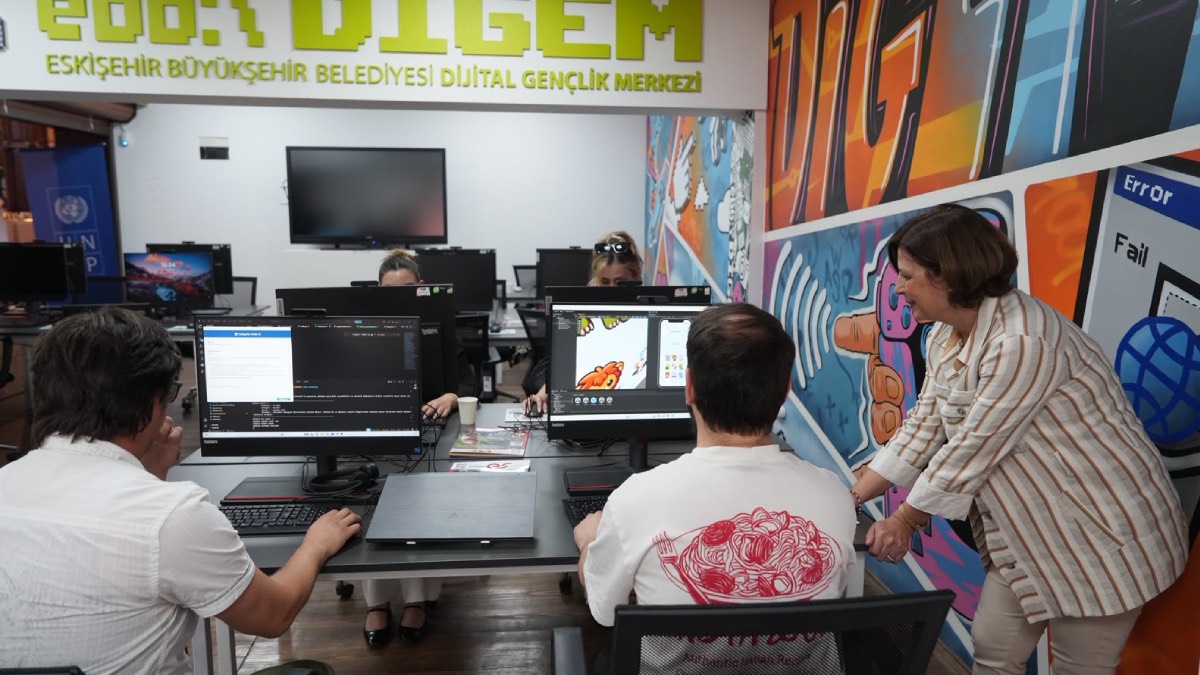 Eskişehir Büyükşehir Belediyesi’nden gençlere dijital beceri desteği