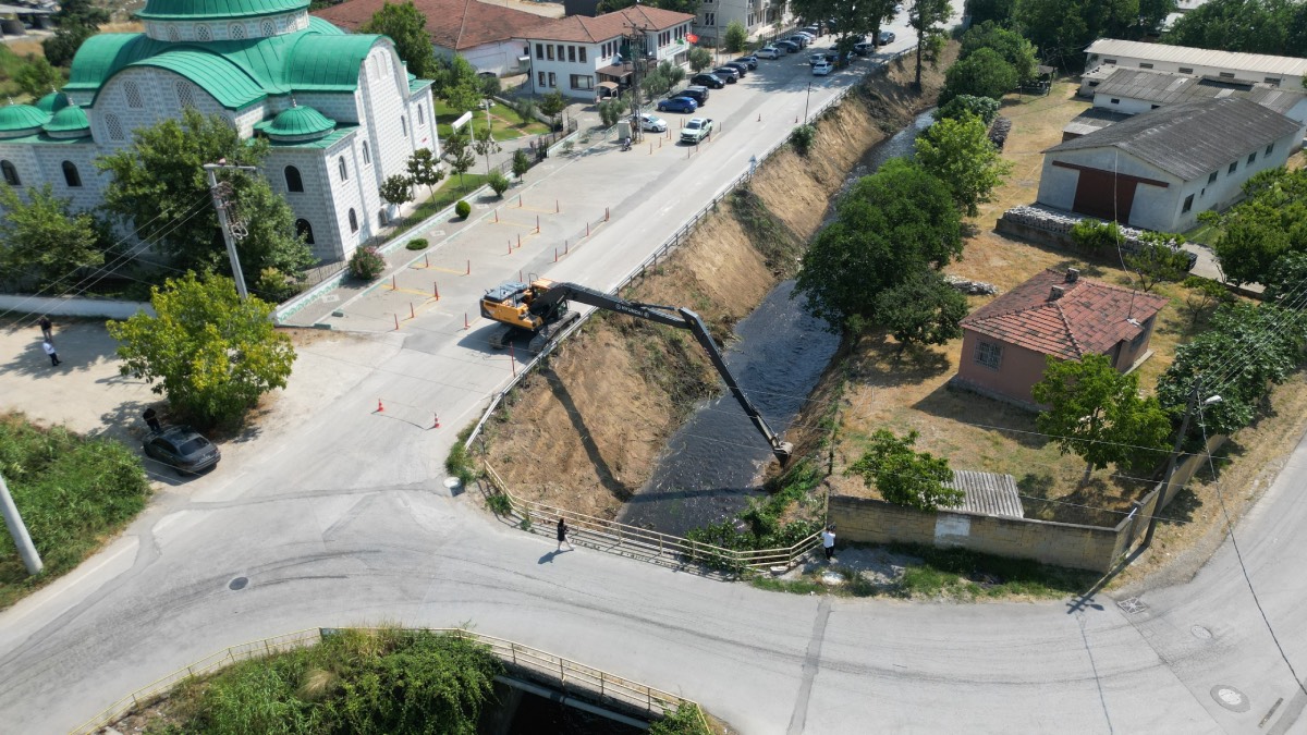 Bursa’da dere yataklarında temizlik çalışmaları sürüyor