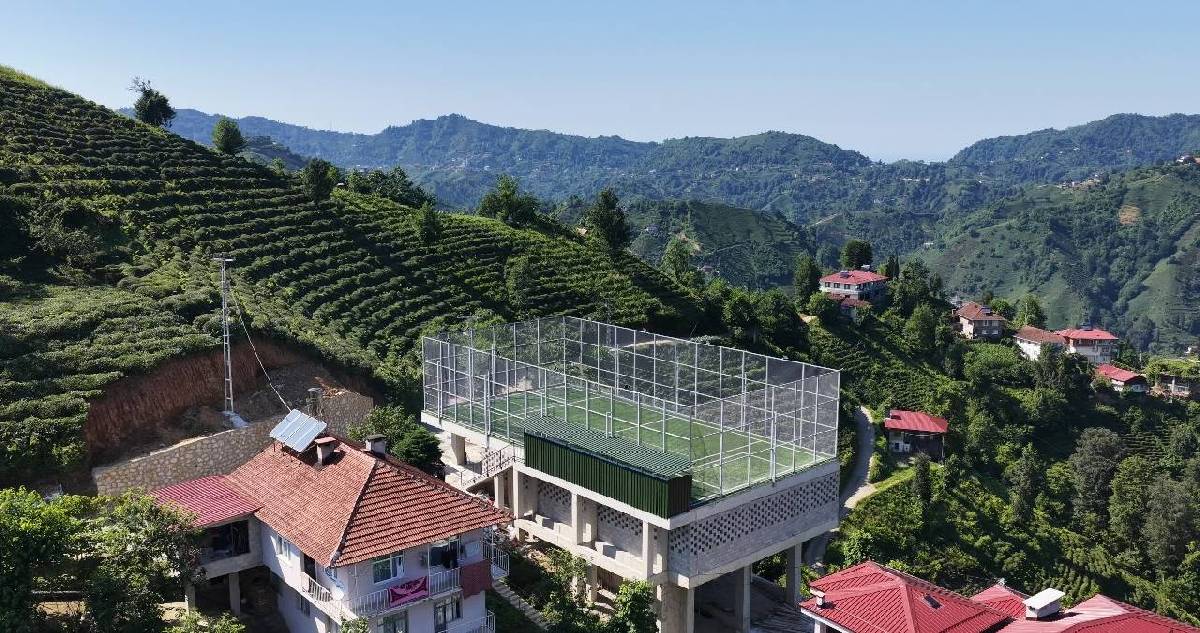 Düz yer bulamadı, çay alanı futbol sahası oldu: Gençler turnuvalara hazırlanıyor
