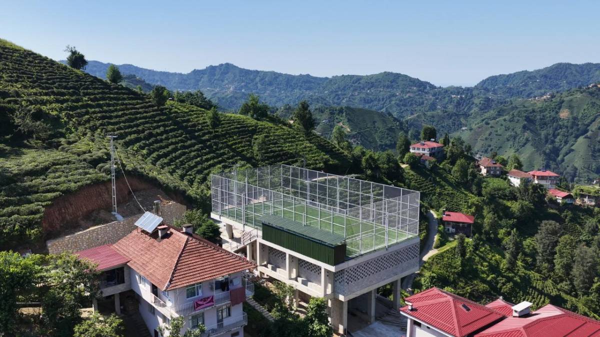Karadeniz aklı yine hayran bıraktı! Düz alan olmayınca çay alım yerinin üzerine halı saha yapıldı