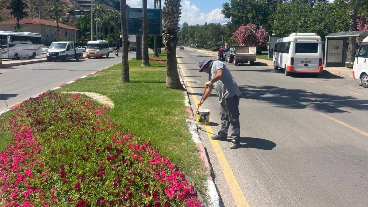 Antalya Büyükşehir’den Finike’de yol ve çevre düzenleme çalışması