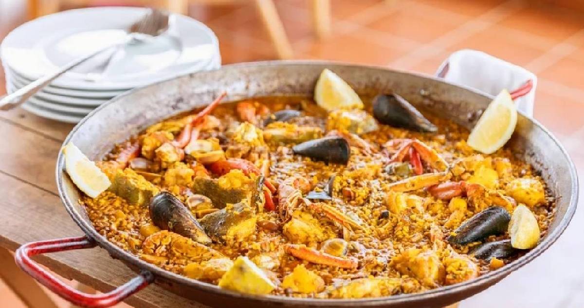 İspanyol rüzgarı sofranızda: Adım adım orijinal deniz ürünlü paella tarifi