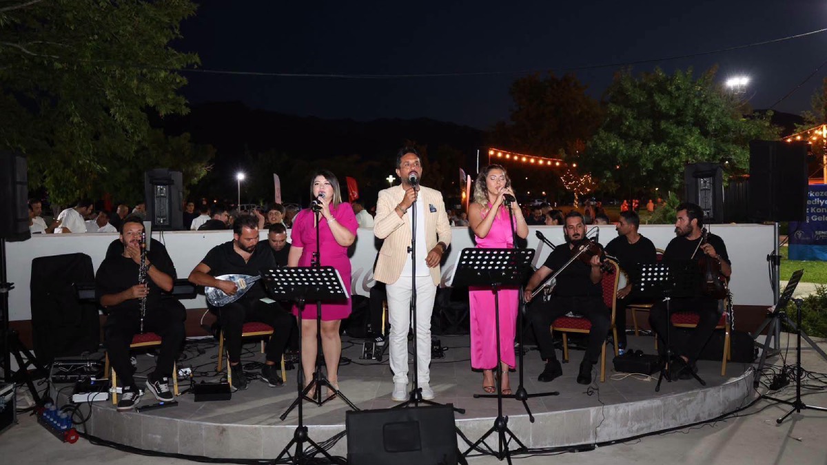 Denzili Merkezefendi Belediyesi Orkestrası yaz konserinde sahne aldı