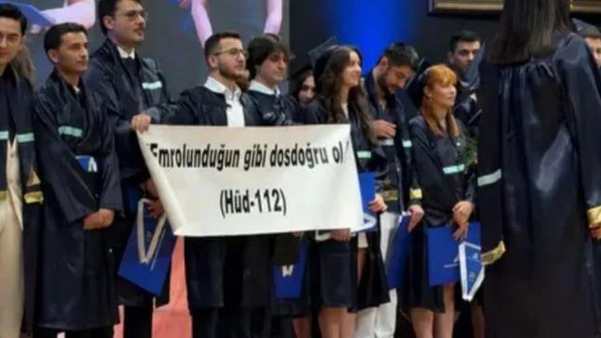 Hukuk Fakültesi mezuniyetinde görülmemiş olay: Pankartın önünde neden set kurdular?
