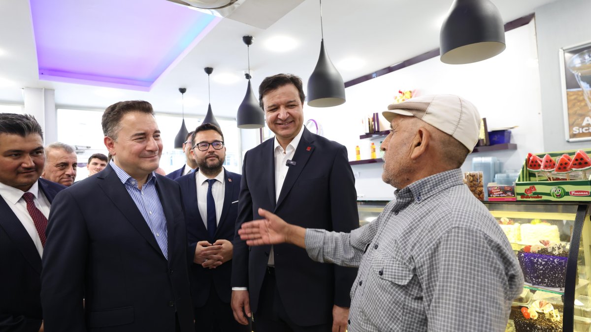 Babacan ve Arıkan Antalya çıkarması: Esnafı gezip vatandaşları dinlediler