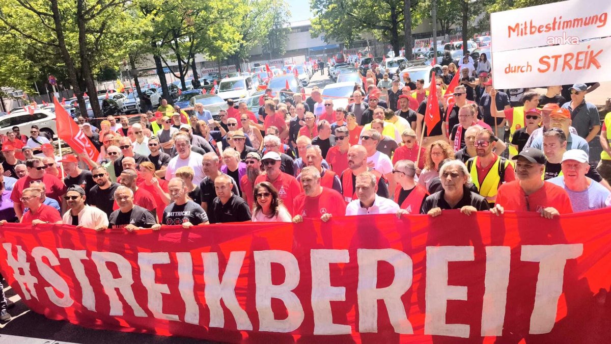 Almanya'da otomotiv işçilerinden işten çıkarmalara ve sosyal hak kesintilerine protesto