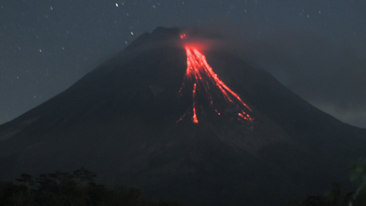 Merapi Yanardağı’nda volkanik hareketlilik sürüyor