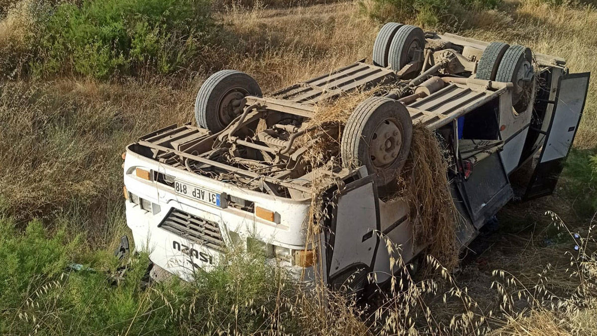 Amasya'da tarım işçilerini taşıyan minibüs devrildi: 6'sı çocuk 16 yaralı
