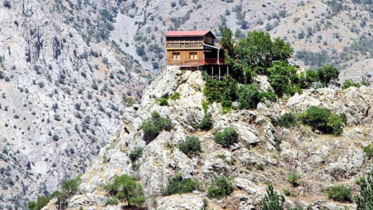 Kayalığın zirvesindeki ev satışa çıktı: İstenen fiyat açıklandı