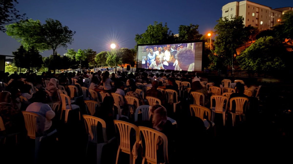 İzmir’de Gezici Açıkhava Film Günleri Karabağlar’dan başladı