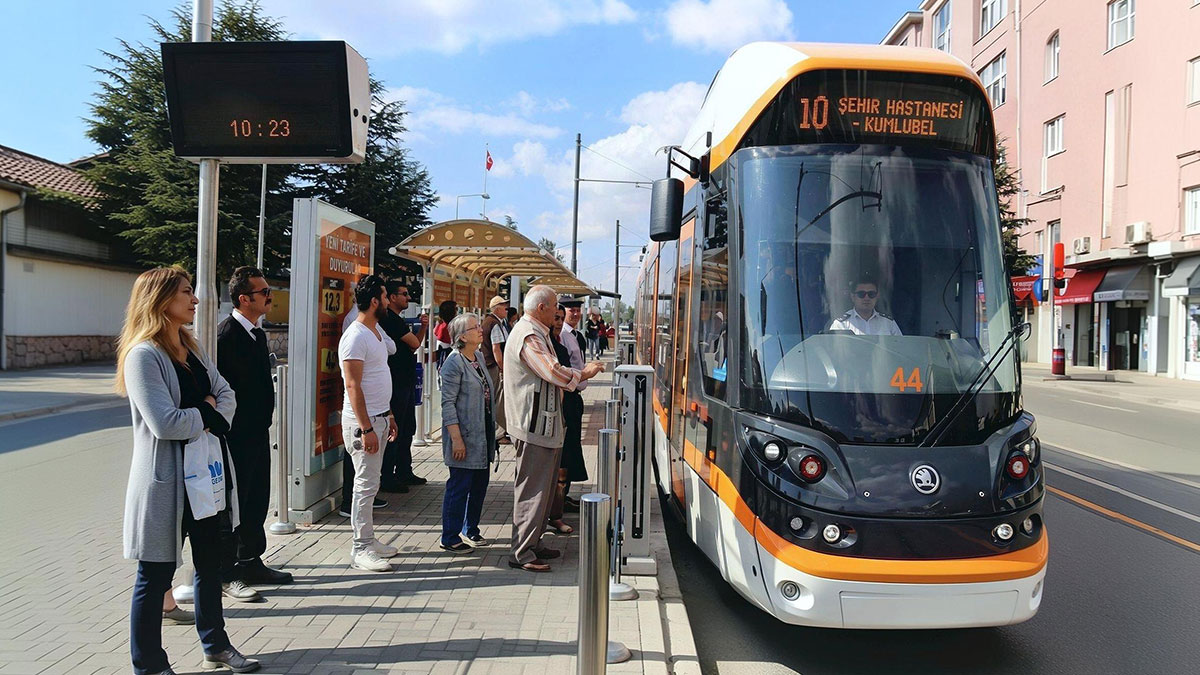 Gizli denetmenler vagon vagon geziyor: Başkasının indirimli kartıyla tramvaya binenlere ağır ceza