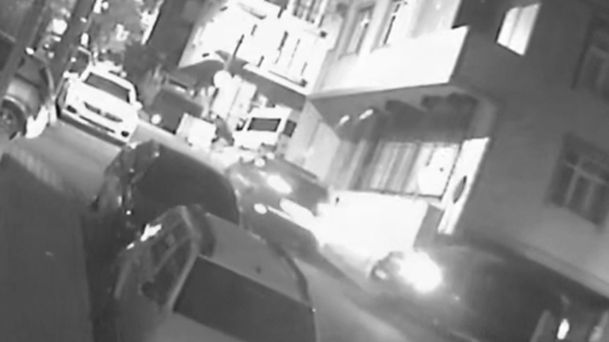 Küçükçekmece'de sokak magandaları kamerada! Seyir halindeki otomobilden rastgele ateş açan 3 şüpheli tutuklandı