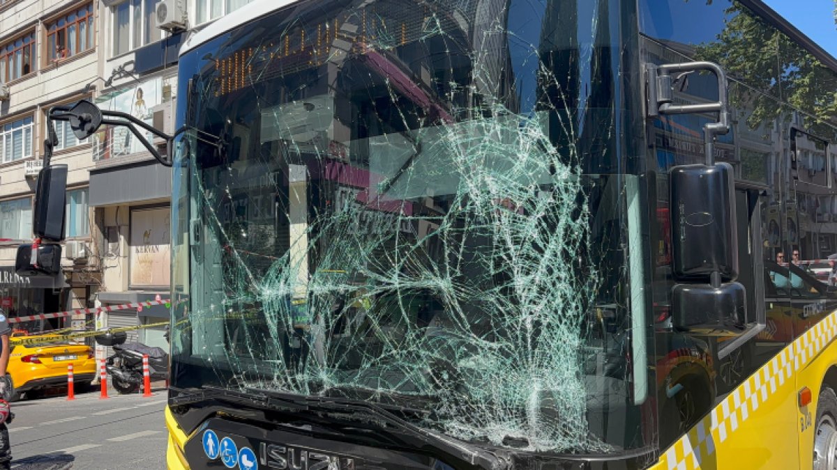 Fatih'te otobüs ambulansa çarptı: 5 kişi yaralandı