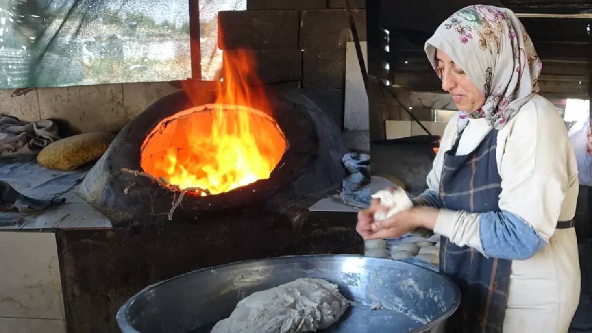 Hava sıcak ateş daha da sıcak! Hatay’da kadınlar yakıcı mesaiye bol su tüketimiyle dayanıyor