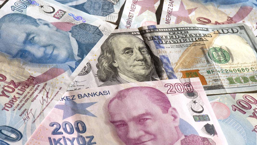 Dolarda yeni rekor geldi: Döviz haftaya hareketli başladı