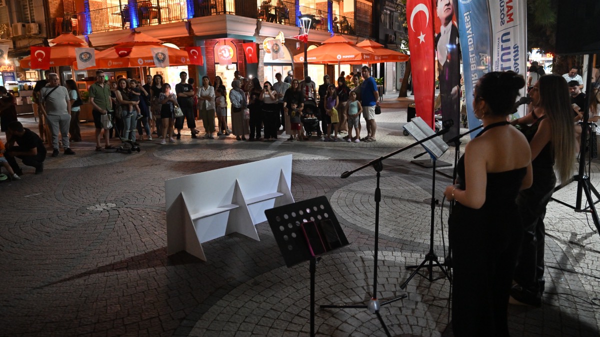 Akustik yaz akşamları Manisa’da müzikseverleri buluşturdu