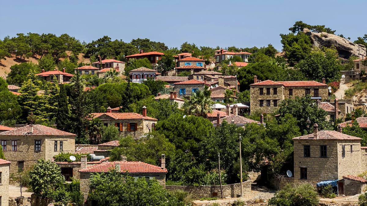 Kaz Dağları’nın eteklerinde zamanda yolculuk yapın: Asırlık taş evler, tarihi koku, eşsiz doğa...