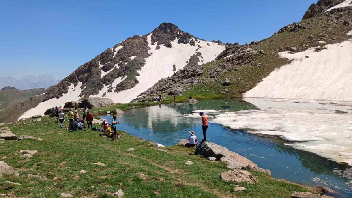 Antalya’ya değil Hakkari’ye giden serinliyor! 3.300 rakımda buzlu gölde yüzen ‘Oh be’ diyor