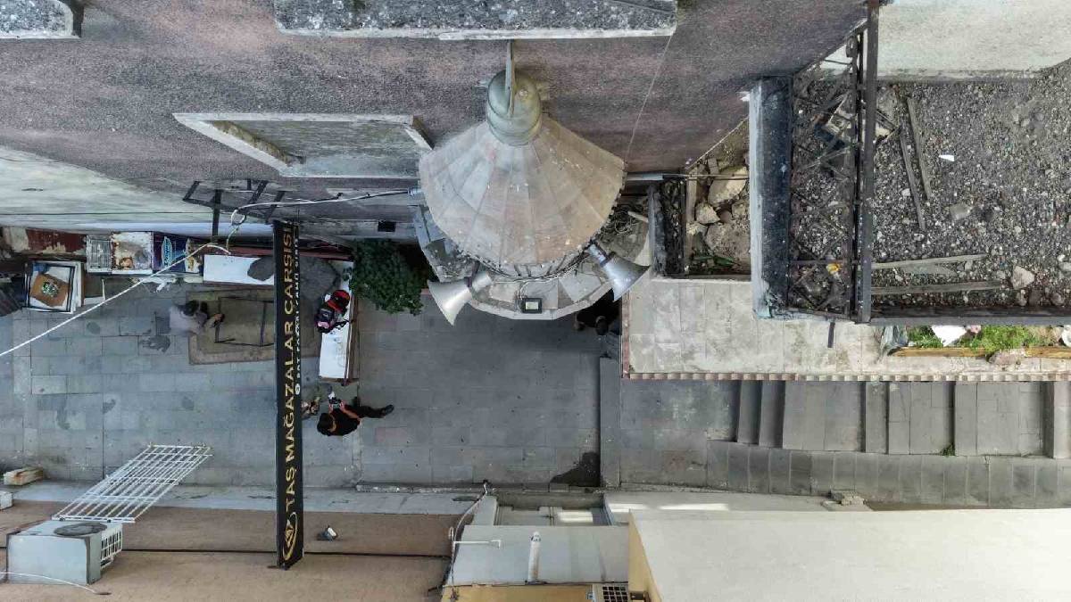 Dar sokağa yarım minareli çözüm buldular! Eni 1 metre, yüksekliği 10 metre