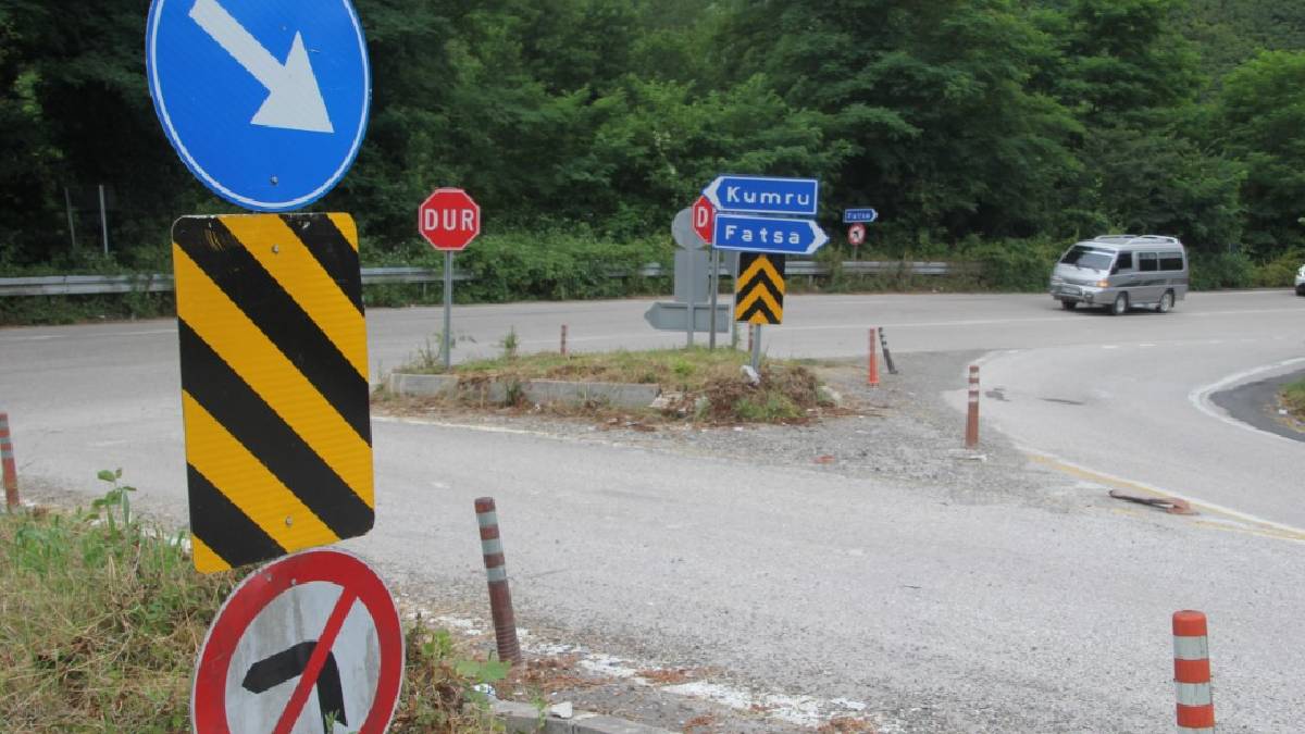 Bu kavşakta tam 29 farklı tabela bulunuyor! Sürücüler ne yapacağını bilemiyor