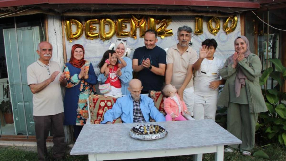 100 yaşına giren asırlık çınara sürpriz doğum günü kutlaması! En sevdiği yemek ikram edildi