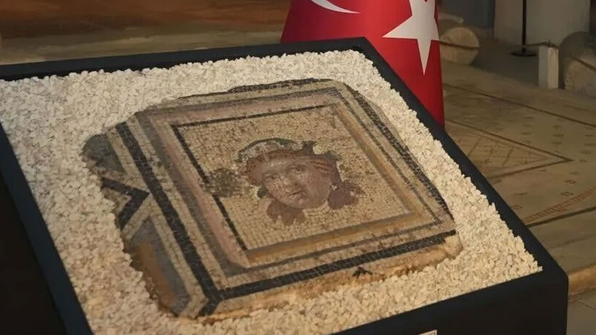 Çingene Kızı Mozaiği’nin kayıp paneli Türkiye’ye iade edildi