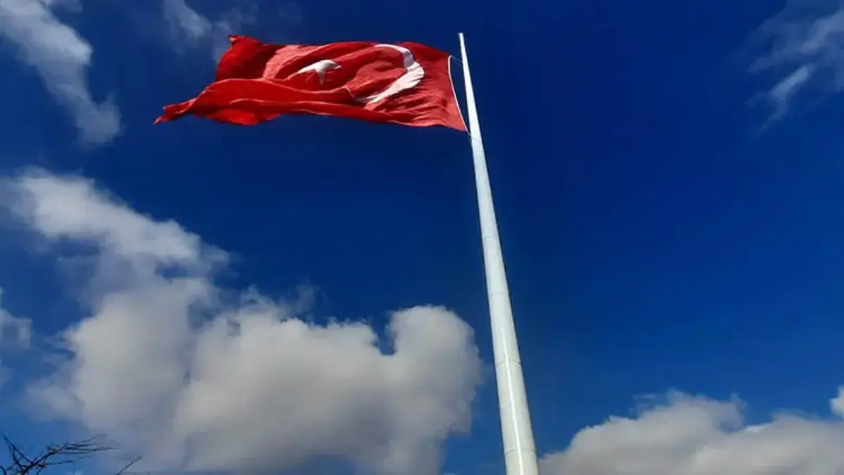 15 Temmuz’da bayrak asılır mı, yarıya iner mi? İşte Türk Bayrağı asma kuralları ve takvimi