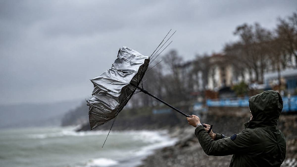 Hem sağanak hem kuvvetli rüzgar geliyor: Meteoroloji saat vererek illeri açıkladı