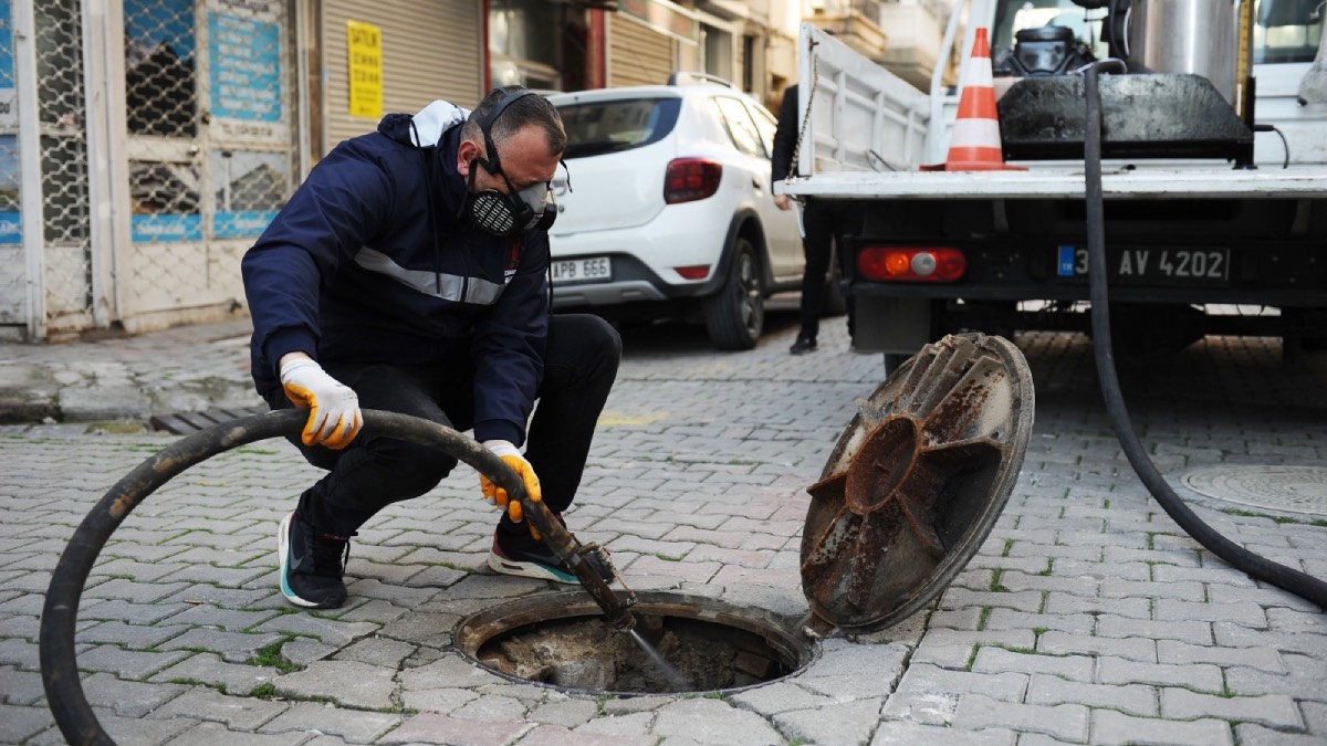 Karşıyaka’da haşere ve sivrisinekle mücadele çalışmaları sürüyor