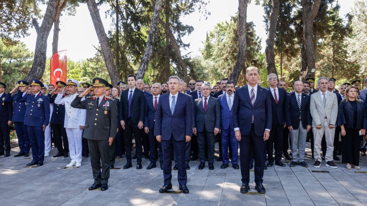 15 Temmuz şehitleri İzmir’de düzenlenen törenle anıldı