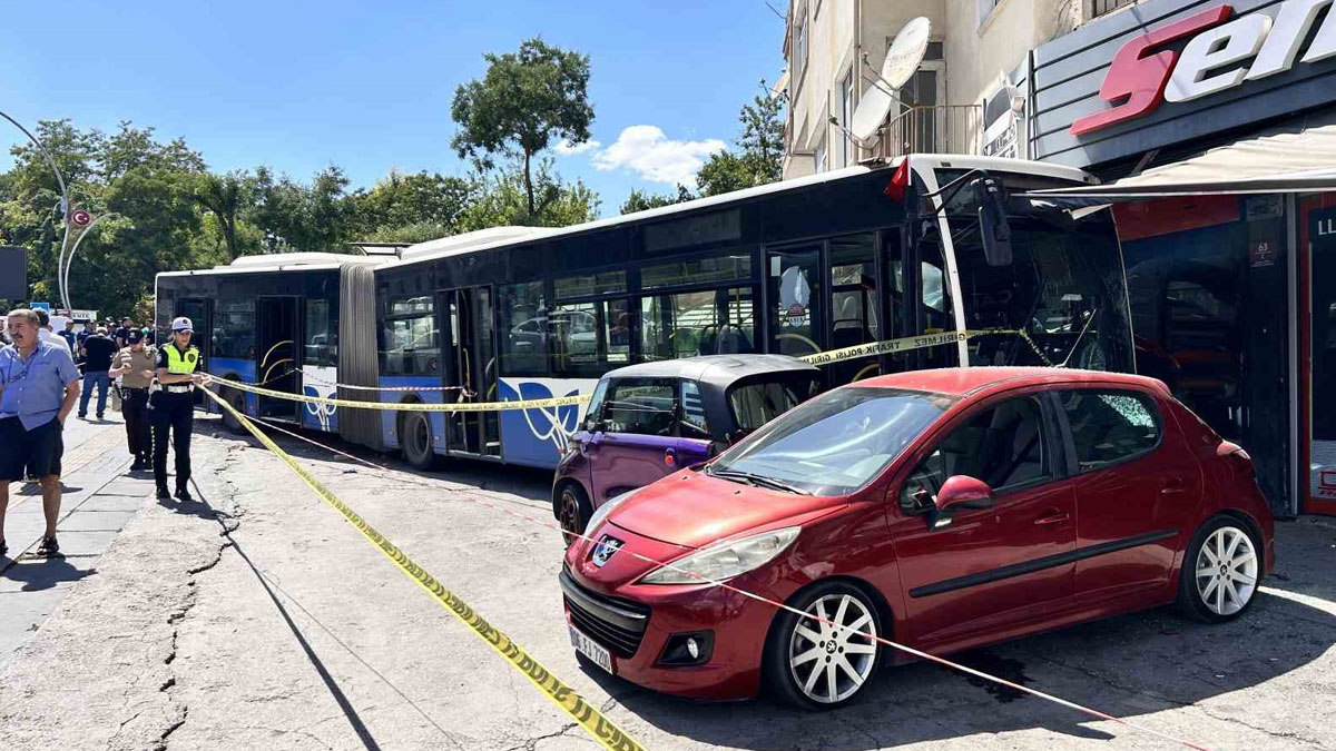 Ankara’da kontrolden çıkan EGO otobüsü iş yerine çarptı: 7 yaralı