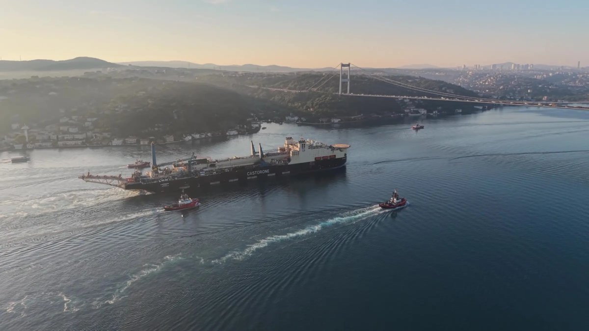 İstanbul Boğazı’nda dev gemi geçişi: Trafik çift yönlü askıya alındı