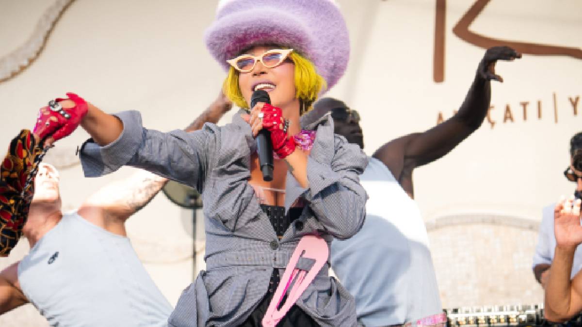 Hande Yener’in sahne kostümü çok konuşuldu! 37 derecede gören sıcakladı
