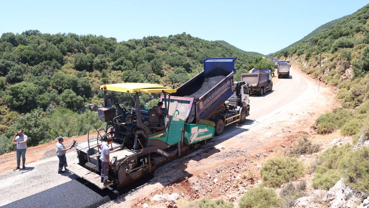 Antalya Büyükşehir Belediyesi’nden Demre-Kaş yoluna asfalt çalışması