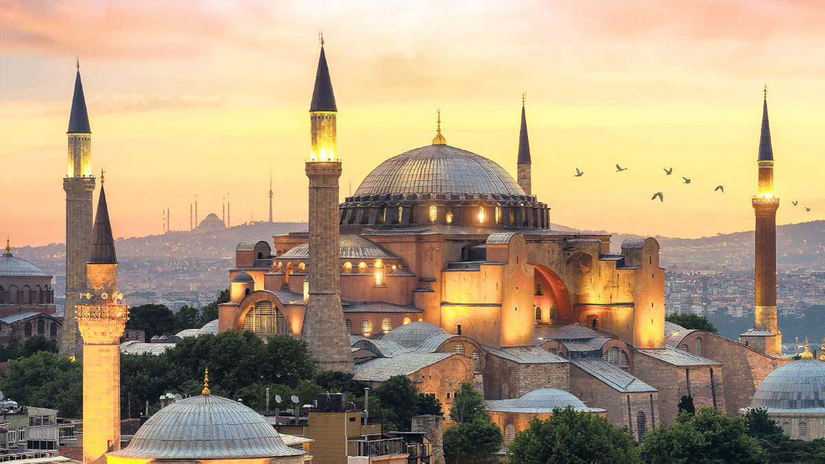 Ayasofya'da yüksek sesle İncil okuyan iki turist gözaltında