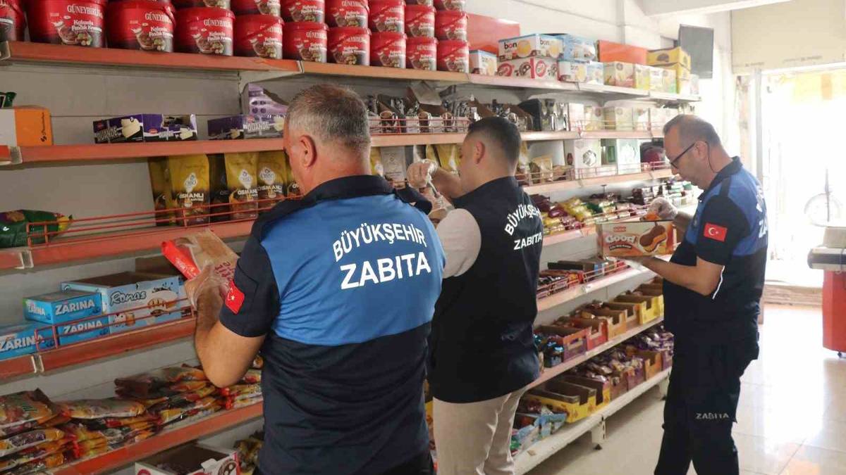 Şanlıurfa'da zabıta denetiminde akıl almaz olay! Marketlerde son kullanma tarihi 5 yıl geçmiş ürünler satışta yakalandı