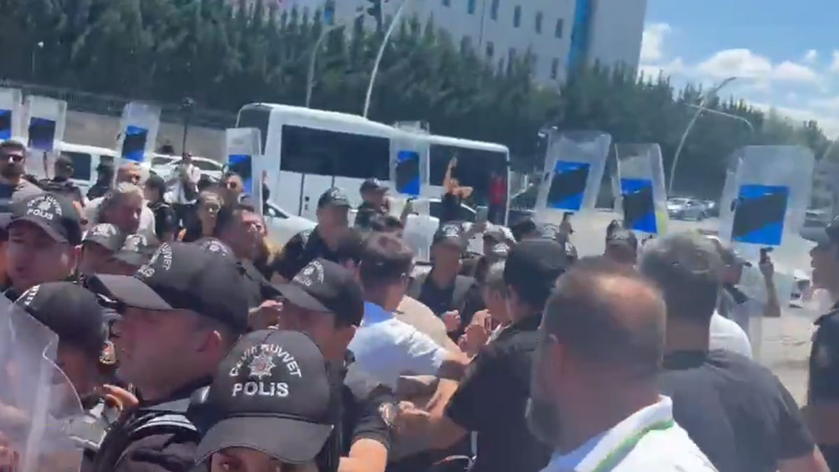 Ankara'da öğretmenlerin yürüyüşüne polis müdahalesi