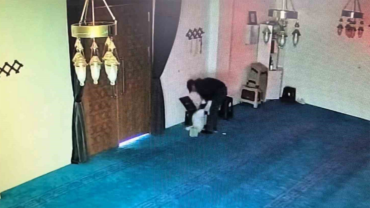Bursa'da camide hırsızlık: Kaldırım taşıyla kırdığı yardım kutusundan 100 bin lira çaldı