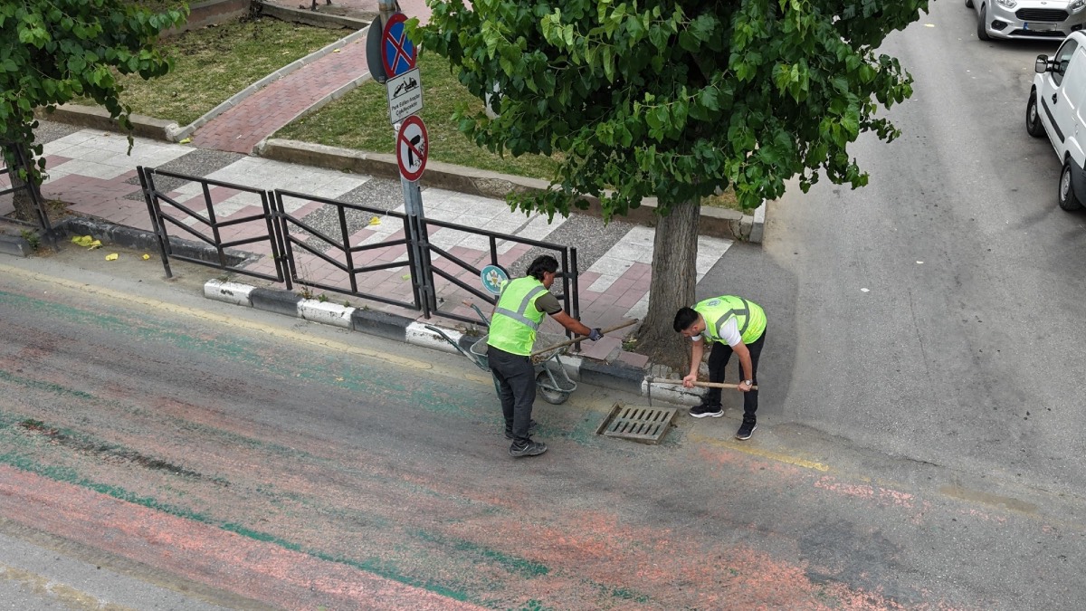 Manisa genelinde yağmur suyu ızgaralarına periyodik bakım
