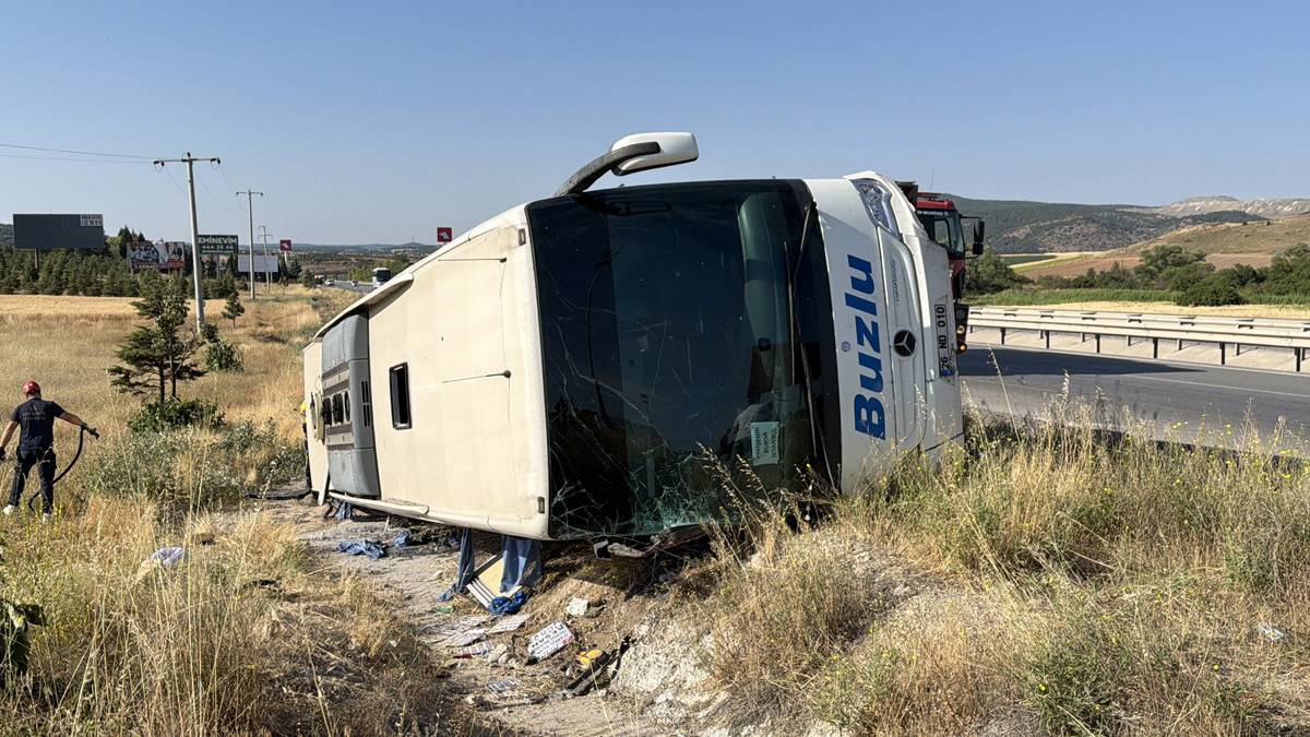 Eskişehir'de yolcu otobüsü devrildi! Şoförün uyuduğu iddia edildi