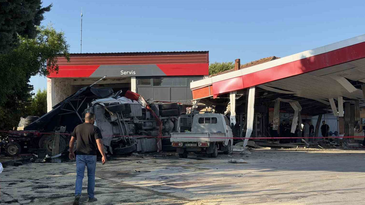 Bursa'da kontrolden çıkan TIR akaryakıt istasyonuna daldı: 1 ölü