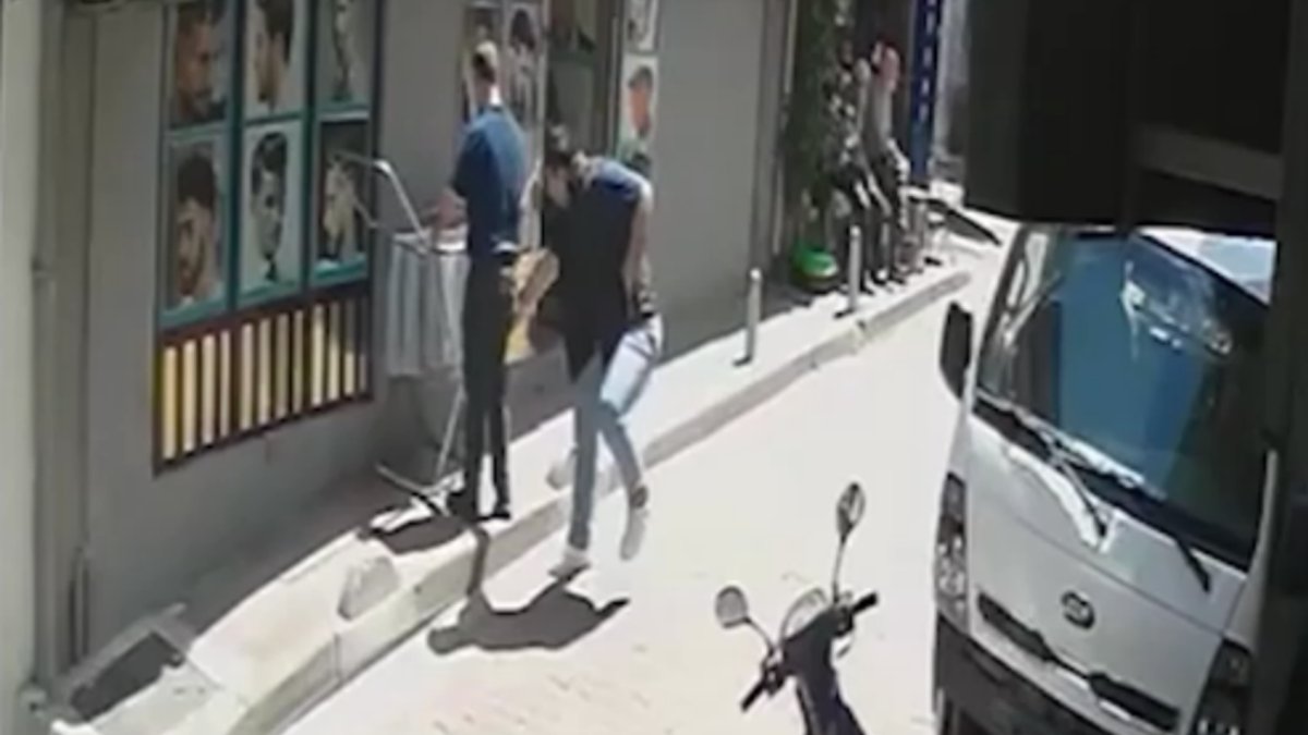 İstanbul'da korku dolu anlar: Tıraşı beğenmedi berberi bıçakladı