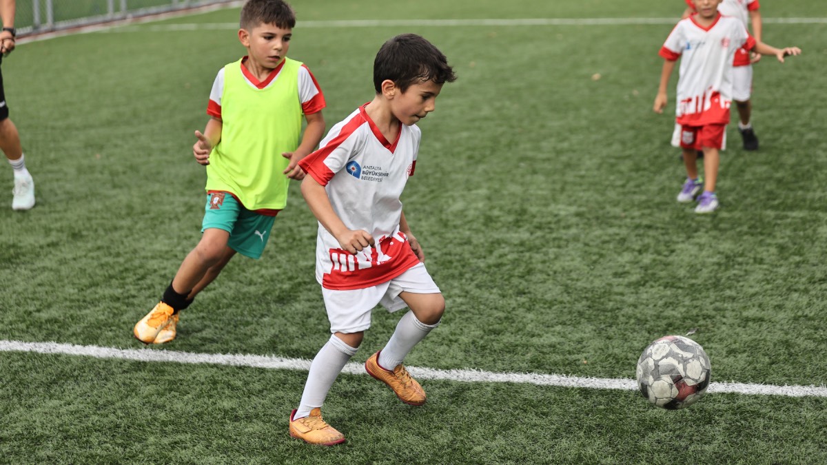 Antalya Büyükşehir Belediyesi Futbol Akademisi yaz dönemine başladı