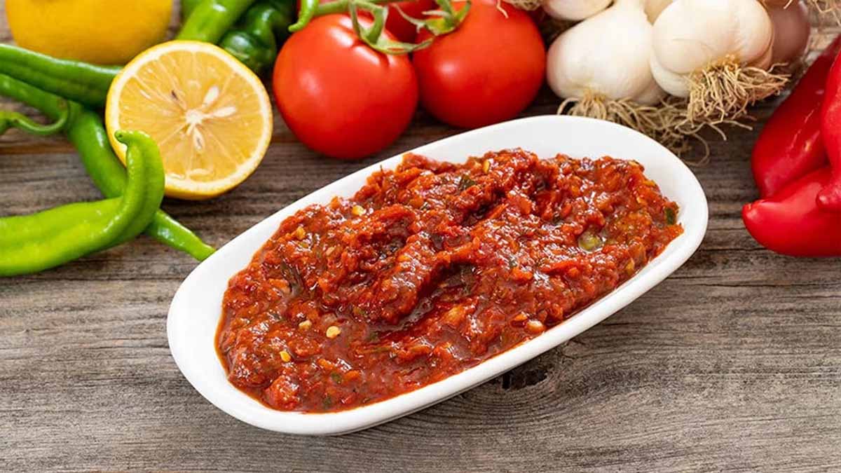 Kebapçı usulü orijinal ezme salatası: Sulanmayan kıvamın gizli sırrı