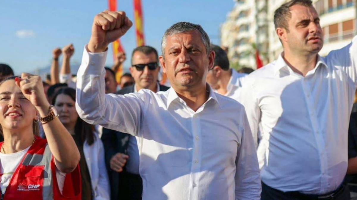 Özgür Özel'in işaret ettiği süreçte kritik adım: 'Yeni Parti' adı için resmi başvuru yapıldı