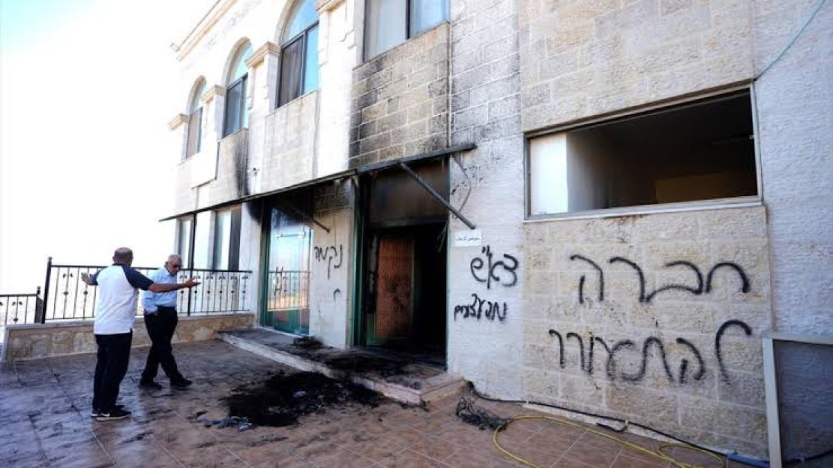 Batı Şeria'da bir cami ve iki ev kundaklandı