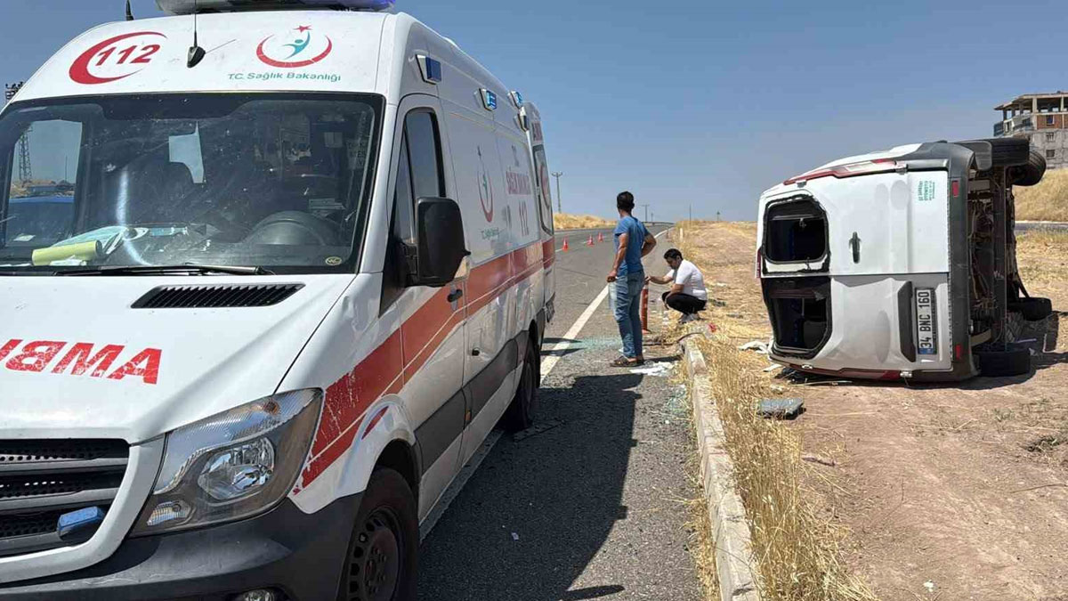 Engellileri taşıyan minibüs ile otomobil çarpıştı: 19 yaralı